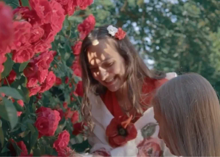 kobieta przy różach